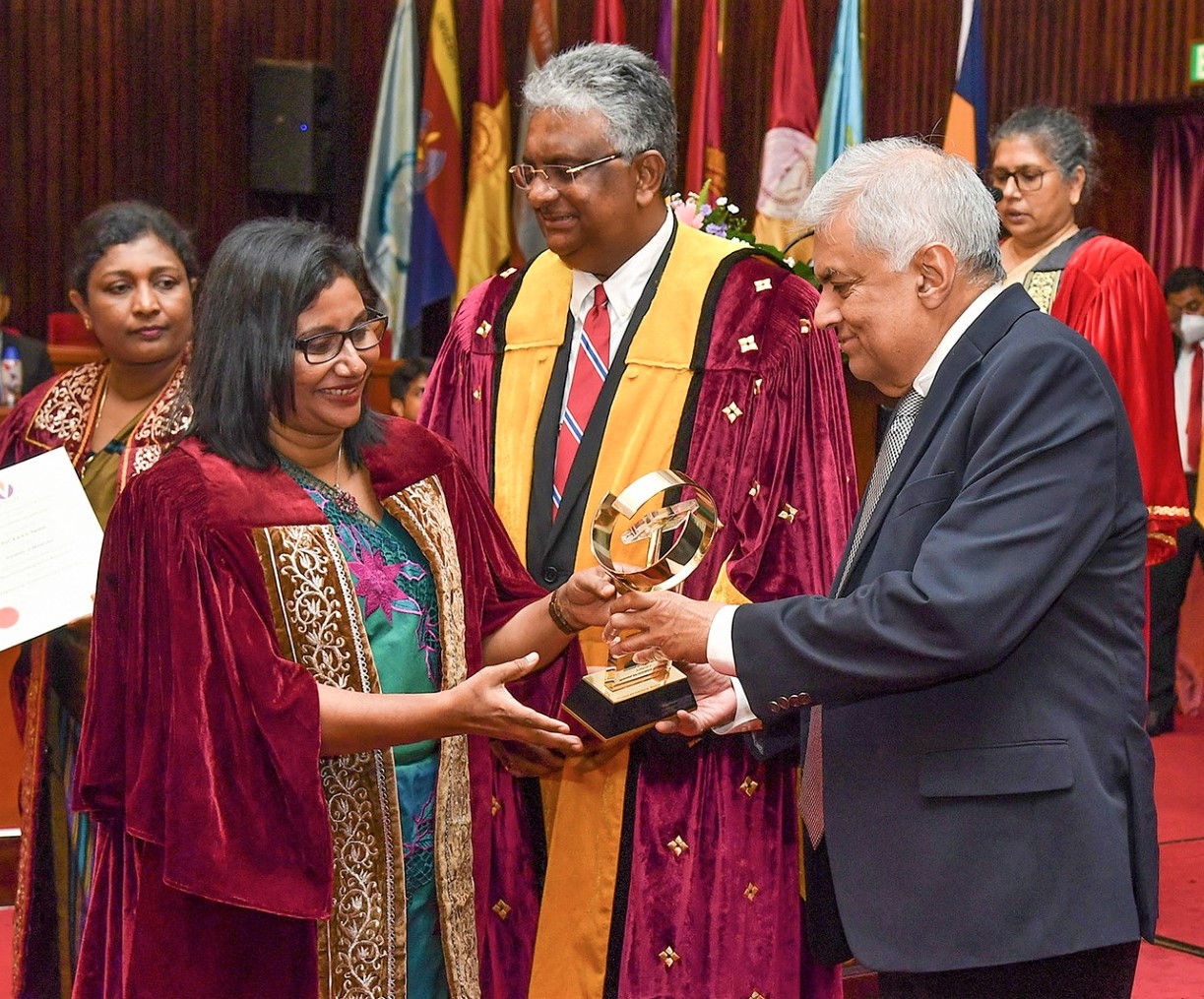 Professor Kanchana  Perera wins the CVCD excellence award as the Most Outstanding Senior Researcher (MOSR) 2022 